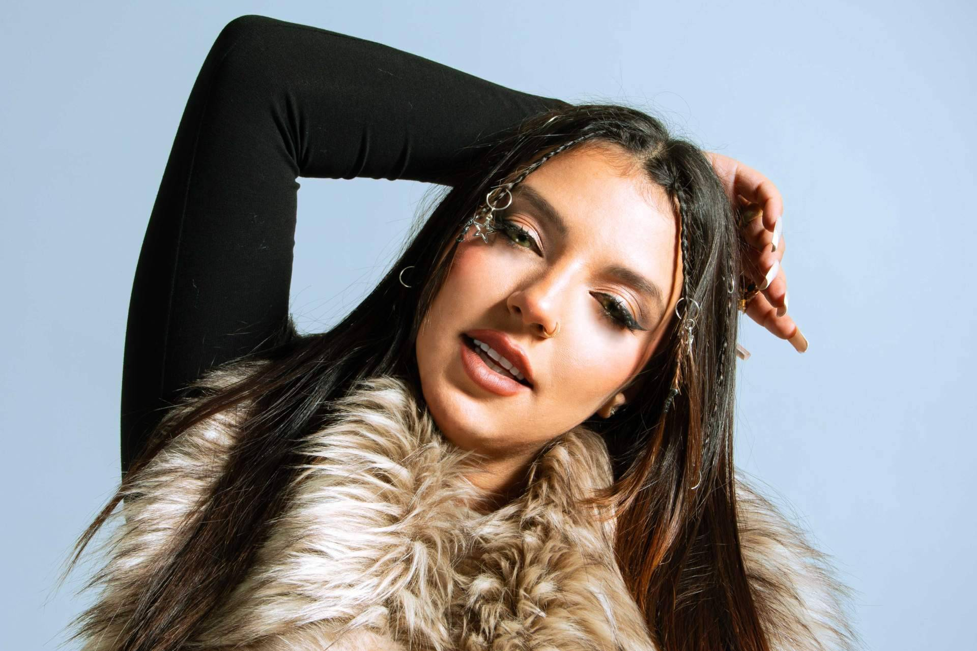 Aisha LK presenta 'Con Otro', un tema de pop urbano que celebra la fuerza y la libertad