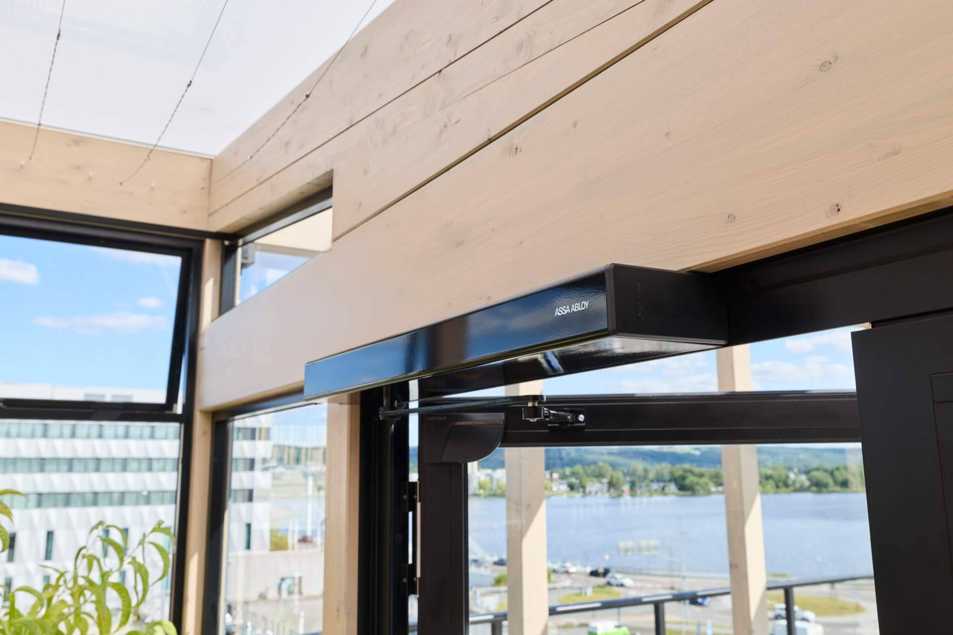 ASSA ABLOY optimiza la accesibilidad con puertas batientes automáticas de alto rendimiento
