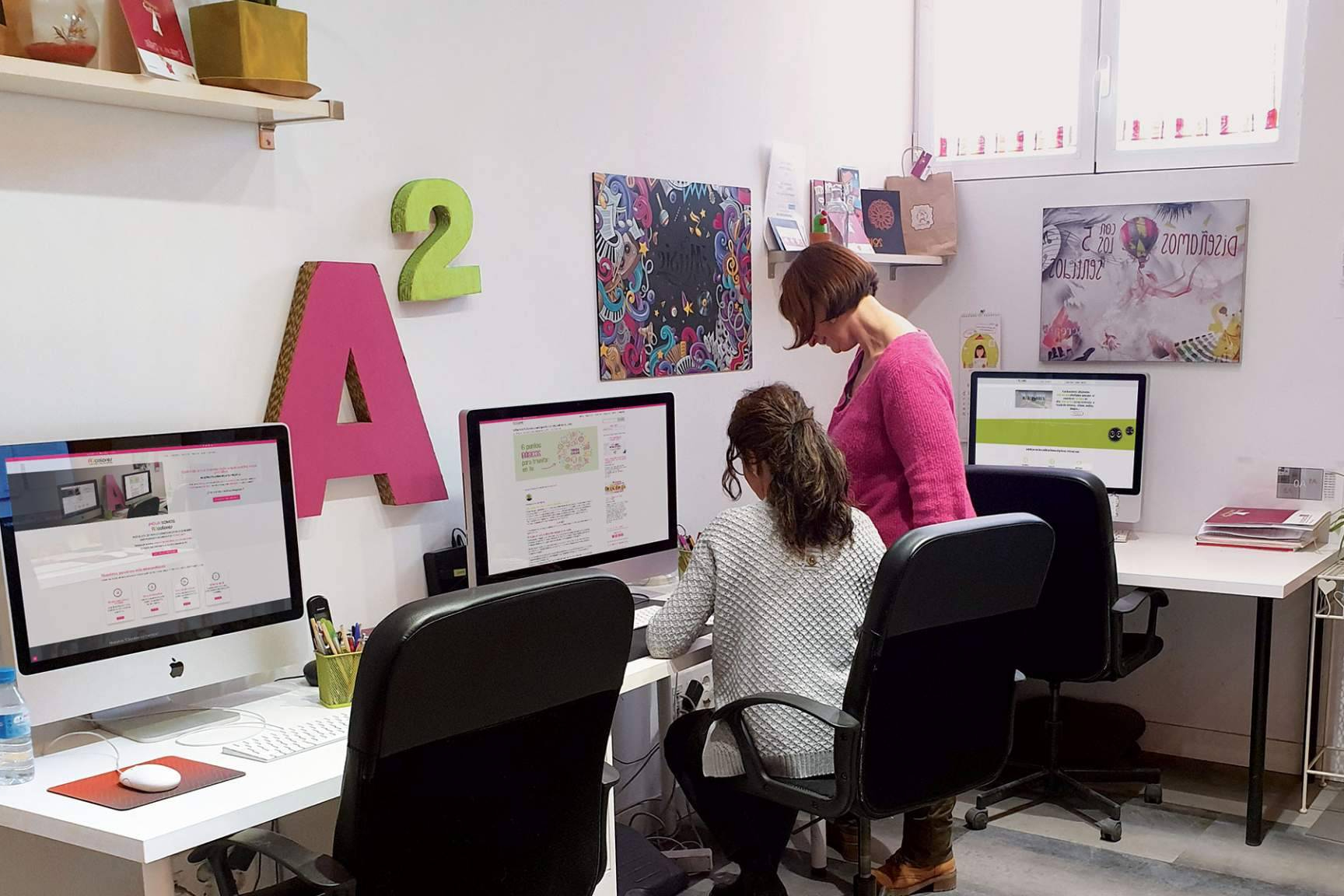 A2 Colores, estudio de diseño gráfico en Madrid, crea imagen de marca 360º para empresas