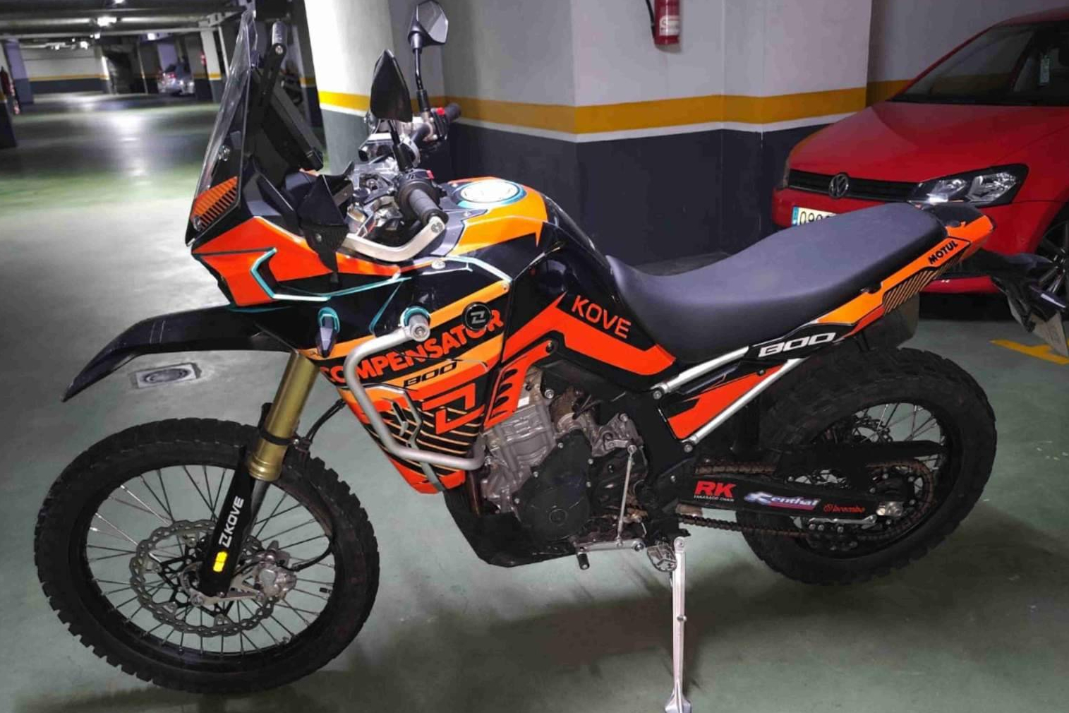 Adhesivos para motos resistentes y personalizables, el enfoque de ADHESIVOS EMBARRADOS en el sector off-road