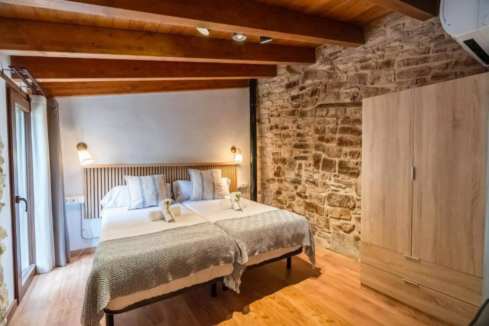 La Caseta de Freixenet; una casita de pueblo rural en Cataluña que recupera la calma de lo esencial