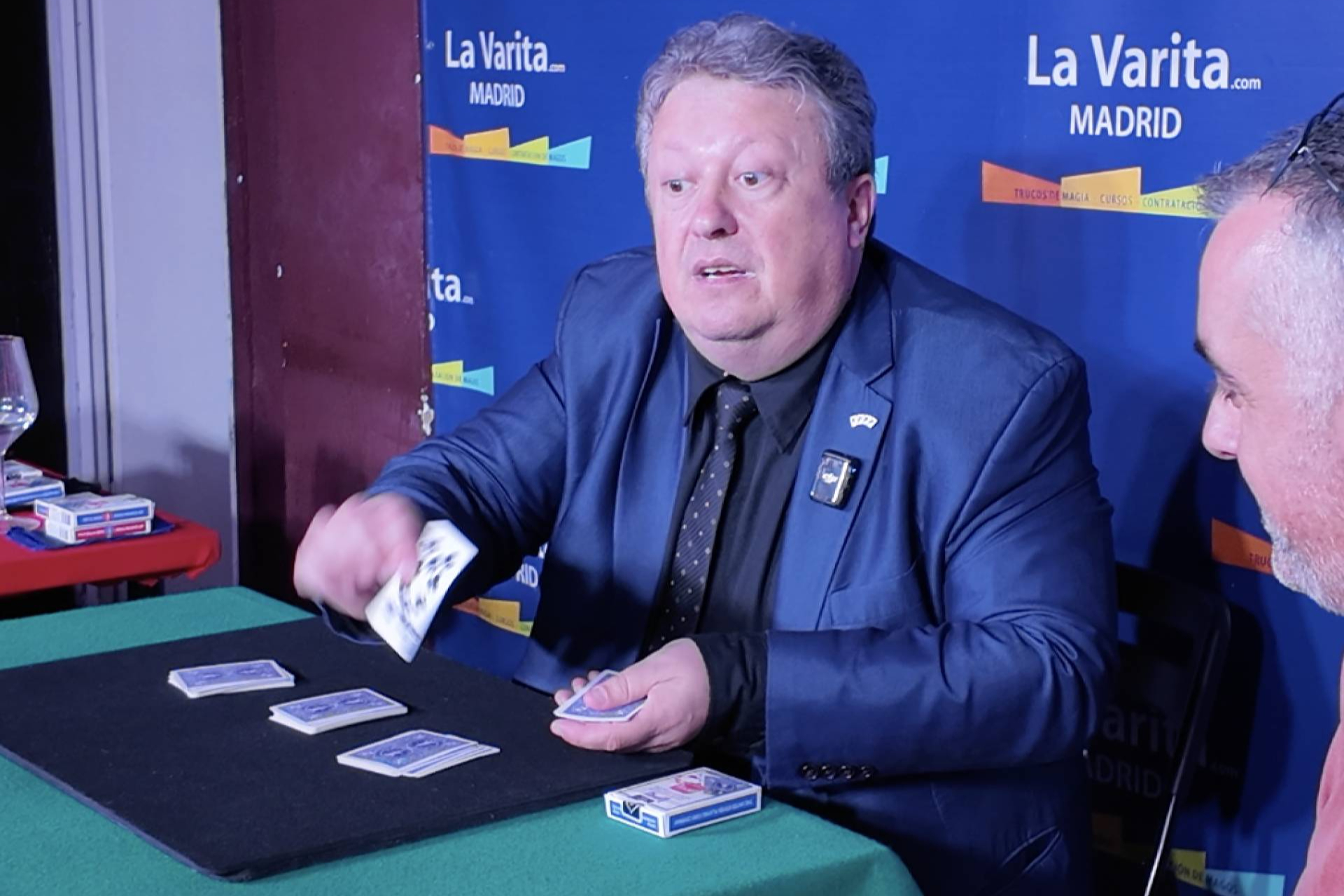 El campeón mundial de cartomagia Henry Evans deslumbra en La Varita Mágica de Valencia
