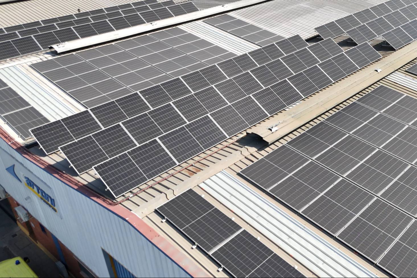 Instalaciones Porcuna lanza un modelo de alquiler de tejados con renta garantizada