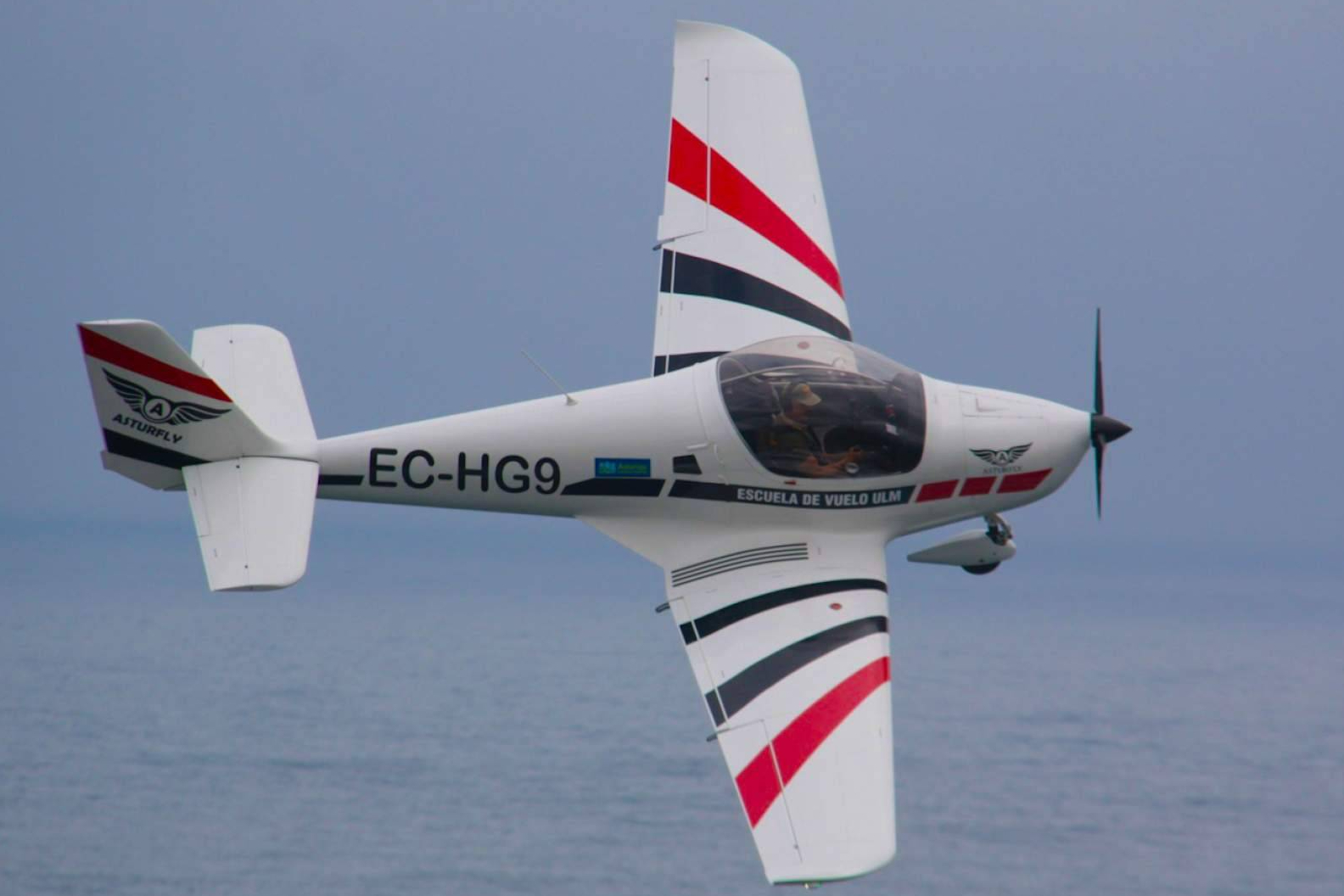 Piloto por un día a los 60; Asturfly desmonta mitos sobre la edad en la aviación ultraligera