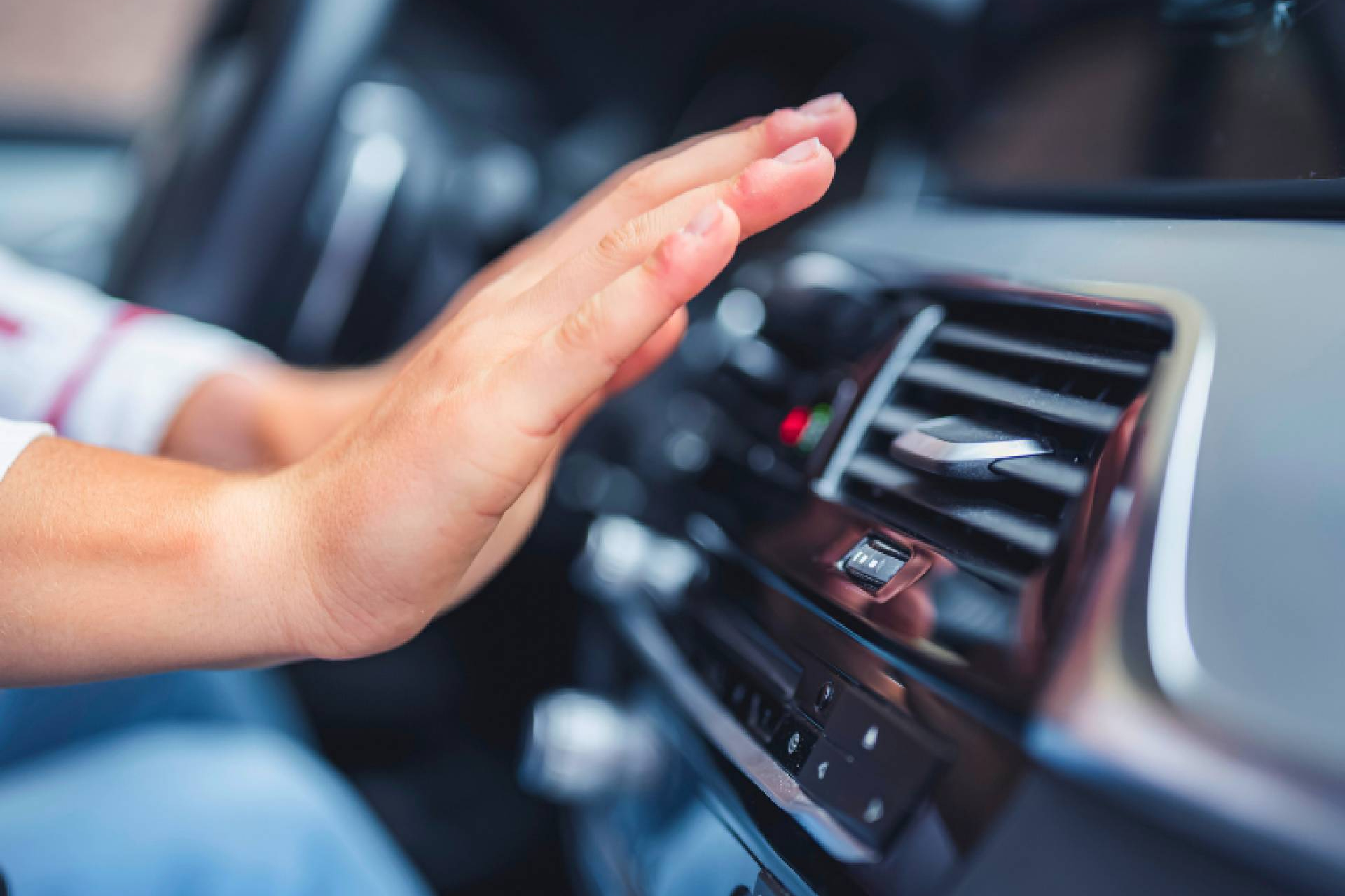 Carga aire acondicionado coche en Málaga con Izan Cars-Sini; eficaz, rápida y económica