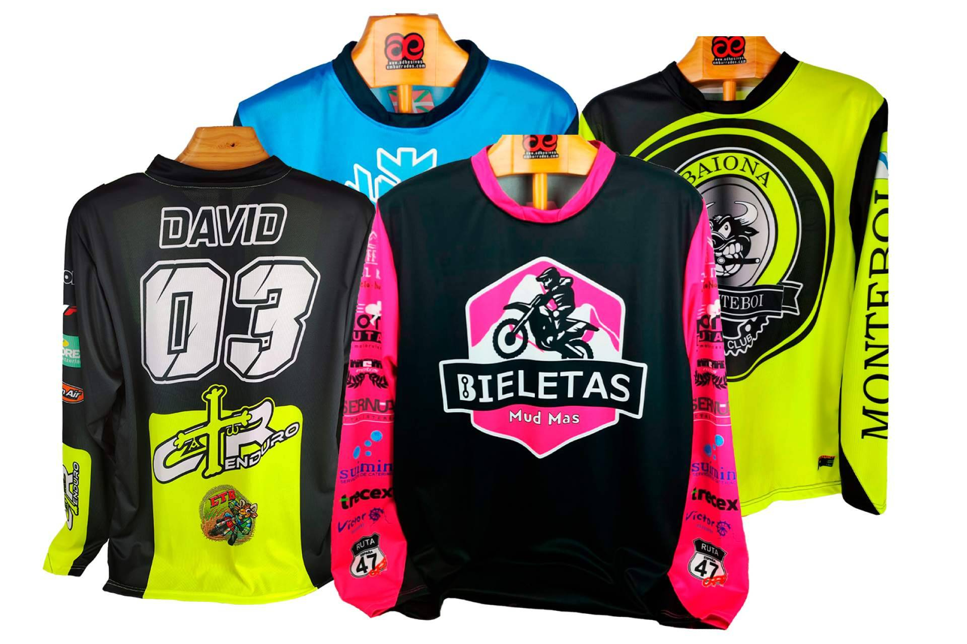 ADHESIVOSEMBARRADOS amplía su catálogo con ropa personalizada para motocross adaptada a cada piloto