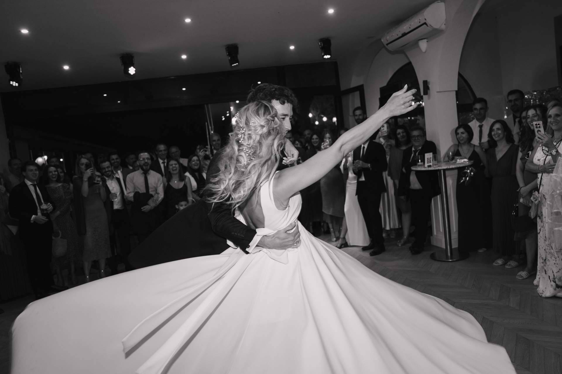 Cuando un vestido de novia cuenta una historia; diseño a medida y artesanía