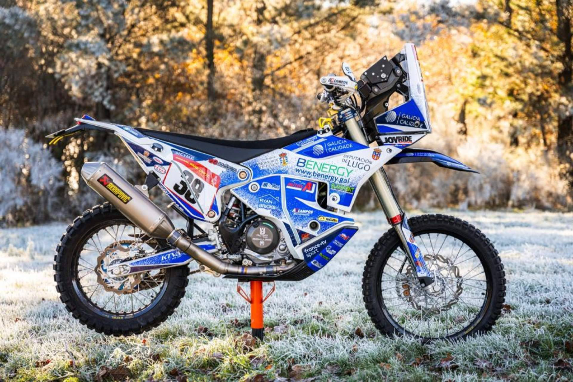 ADHESIVOSEMBARRADOS presenta su gama de plásticos y adhesivos para moto con diseño personalizado