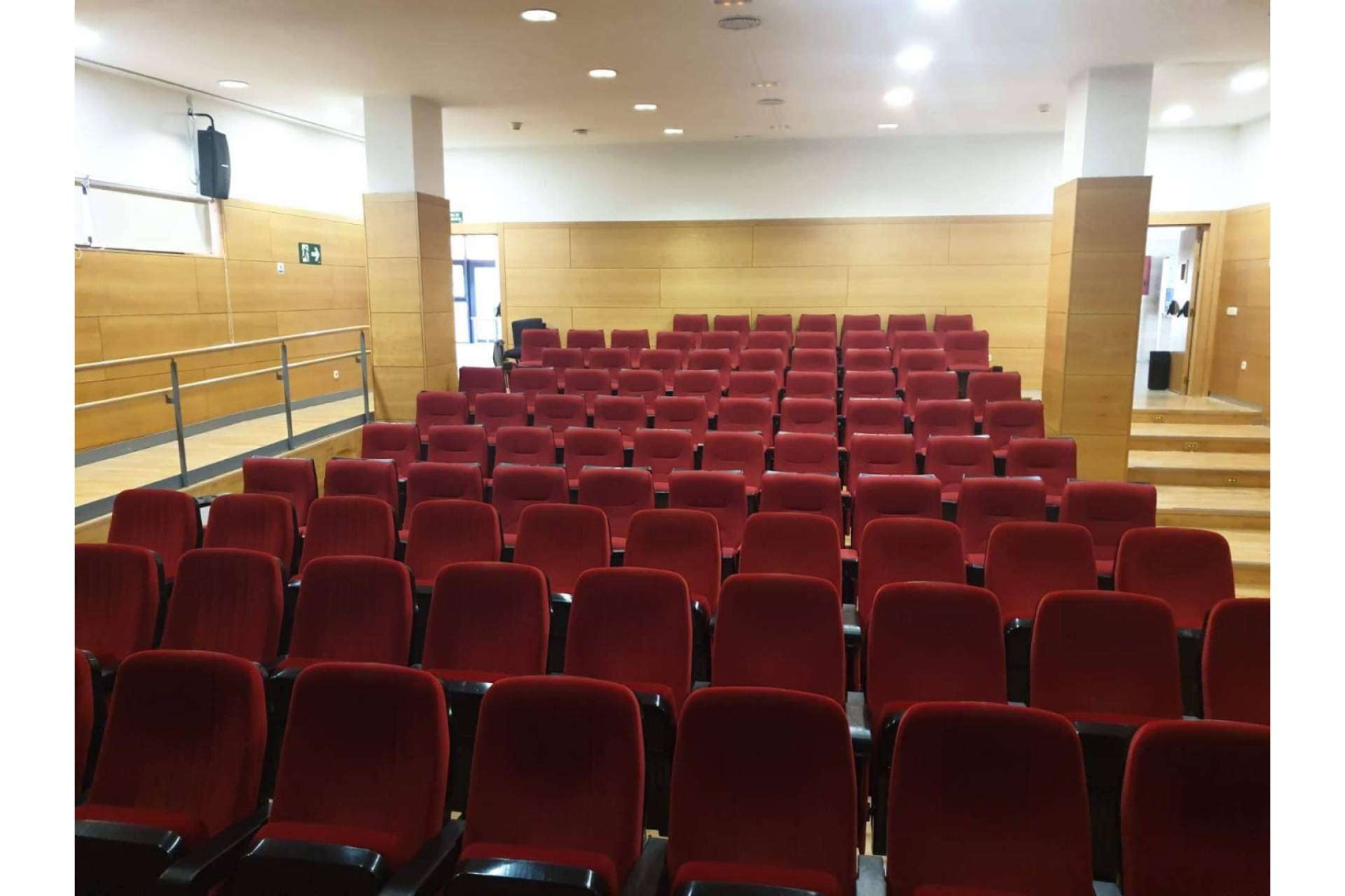 Tapicero a domicilio Madrid; cómo tapizar sofás, sillas y cabeceros con telas duraderas y presupuesto claro