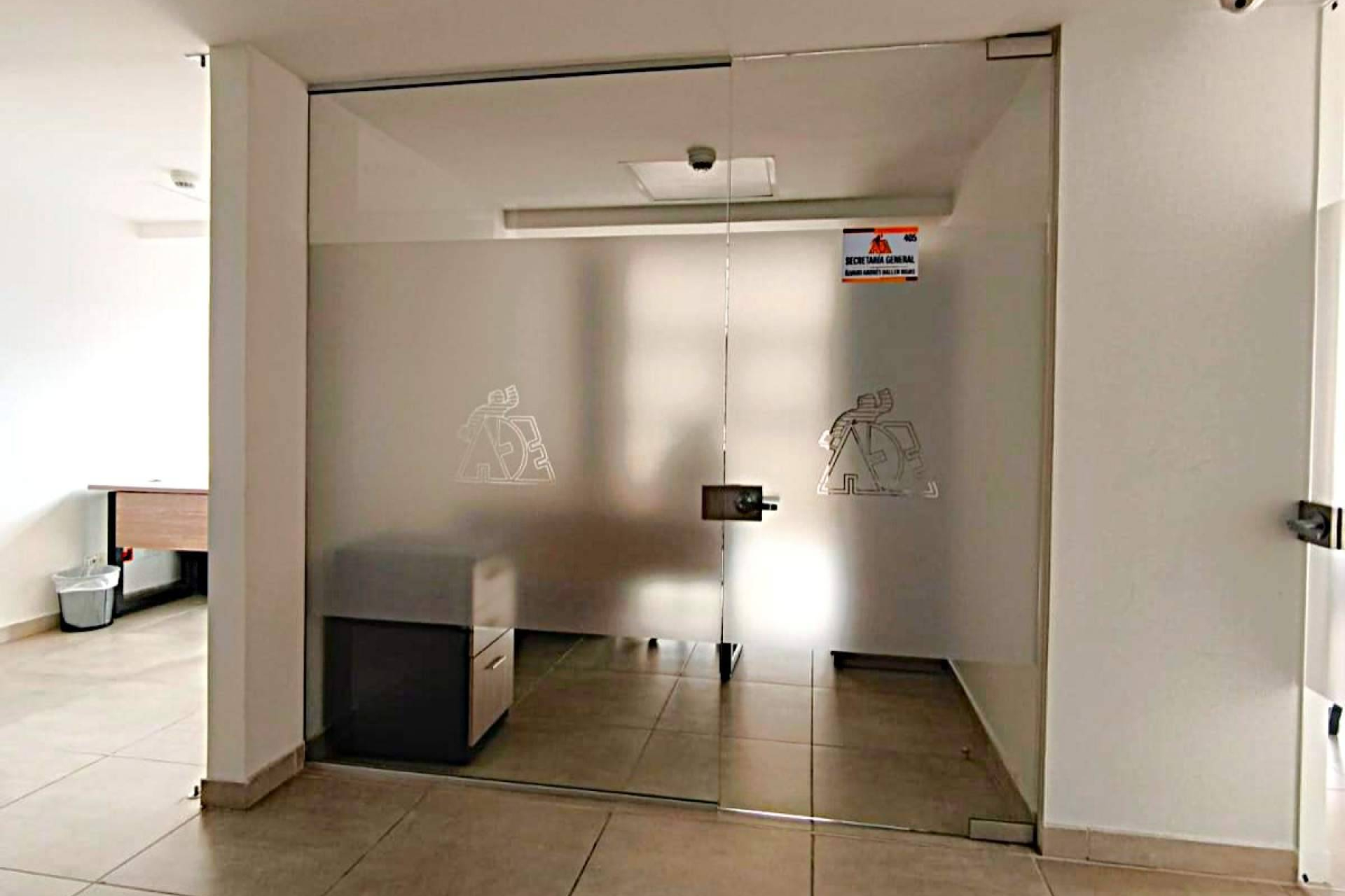 Quince años de experiencia consolidan a TESLA ARQUITECTURA SAS en puerta de vidrio y fachadas de vidrio