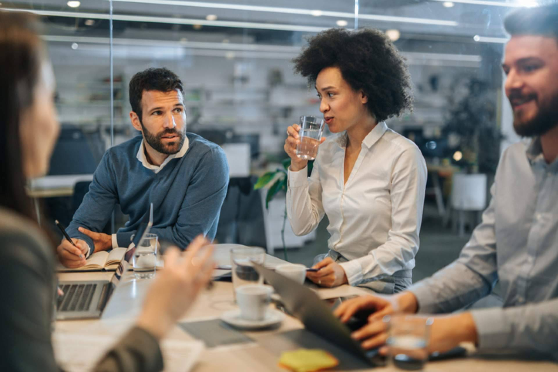 Estrategias de bienestar laboral que están cambiando el entorno de oficina