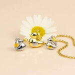 Miles de madres lloran en TikTok al abrir la misma joya; un patito con el nombre de su hijo