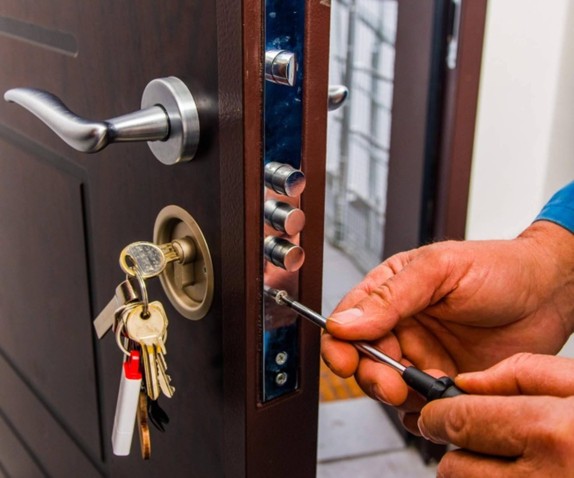 Servicios de apertura de puertas en Madrid con disponibilidad permanente y actuación urgente