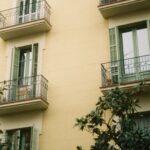 Barcelona refuerza el apoyo a comunidades que buscan restringir los pisos turísticos en sus fincas