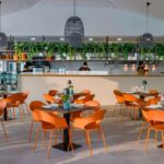 Espacios exteriores en hoteles y empresas; cómo elegir mobiliario de terraza para hostelería con criterio
