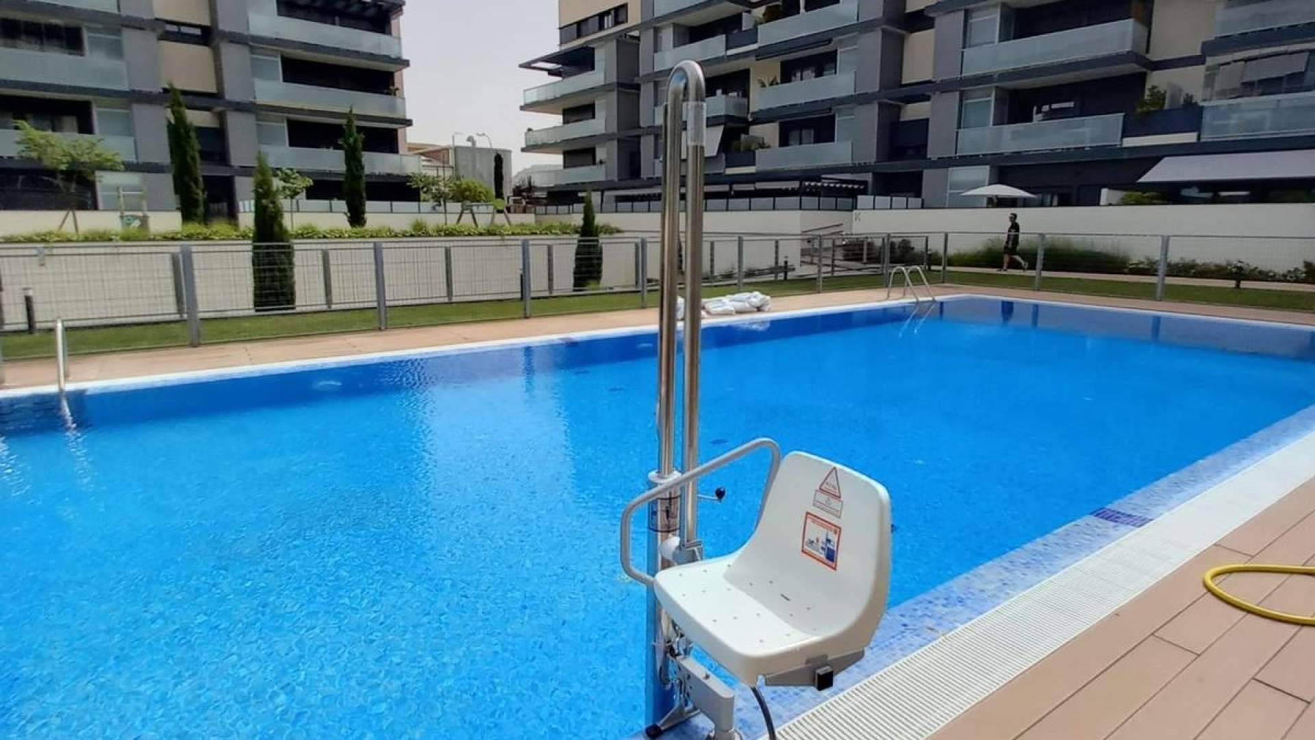 Grúas de piscina en Madrid, una solución clave ante la falta de accesibilidad en verano