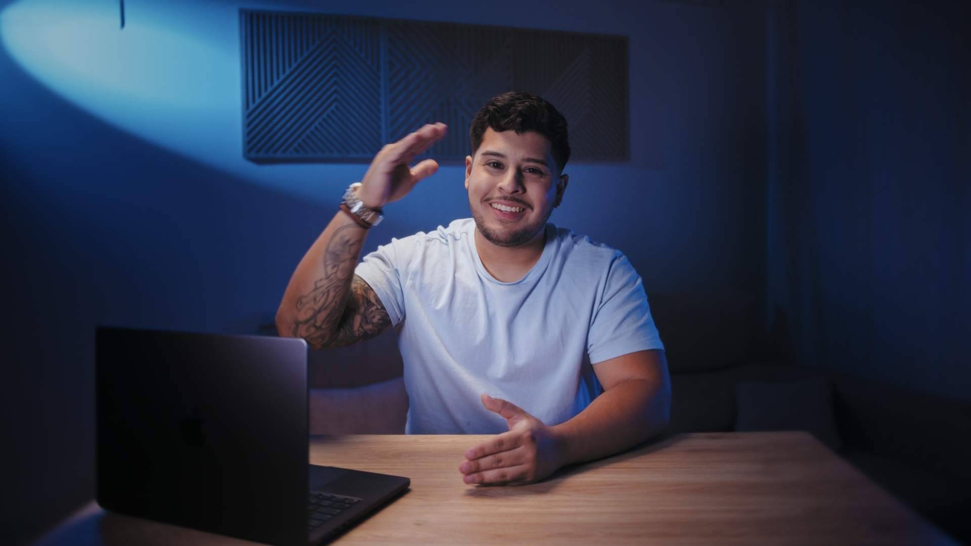 Alex Filmmaker transforma una experiencia empresarial fallida en una agencia audiovisual orientada a marcas