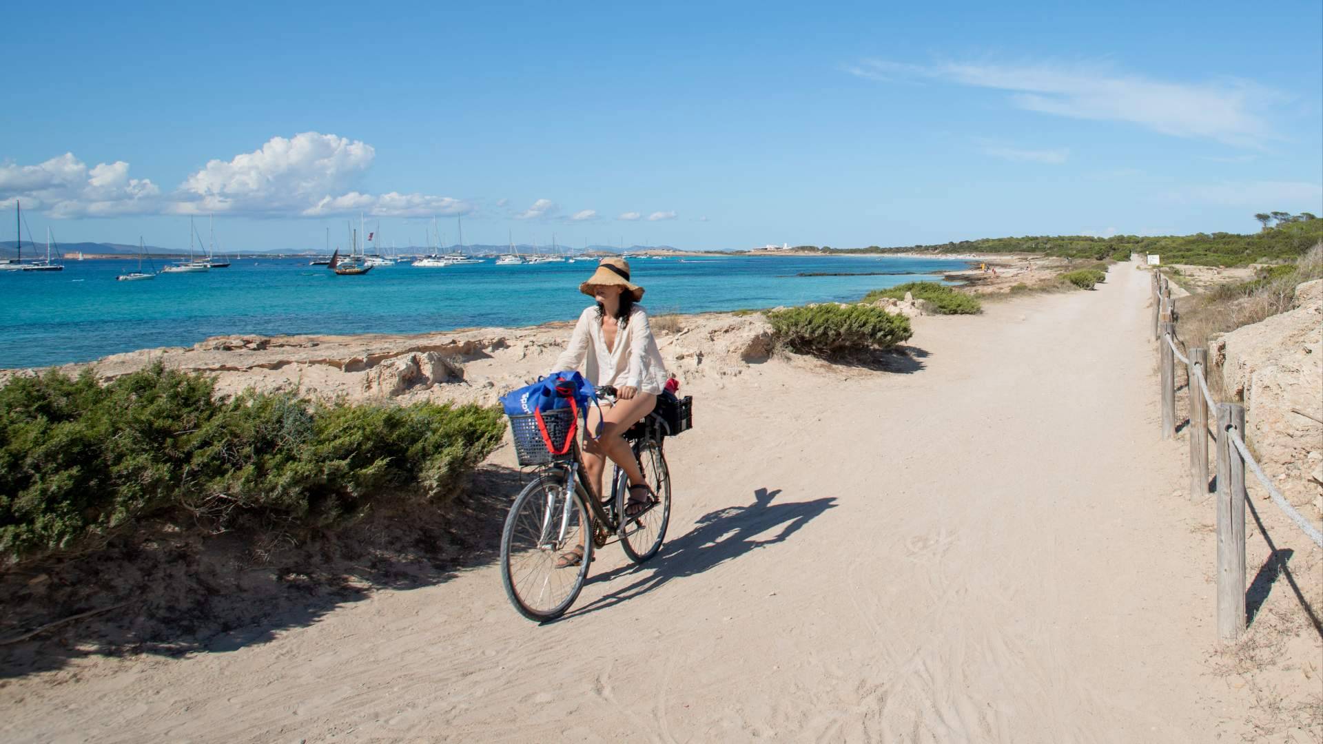 Rutas costeras y refugios naturales para dar la bienvenida al verano