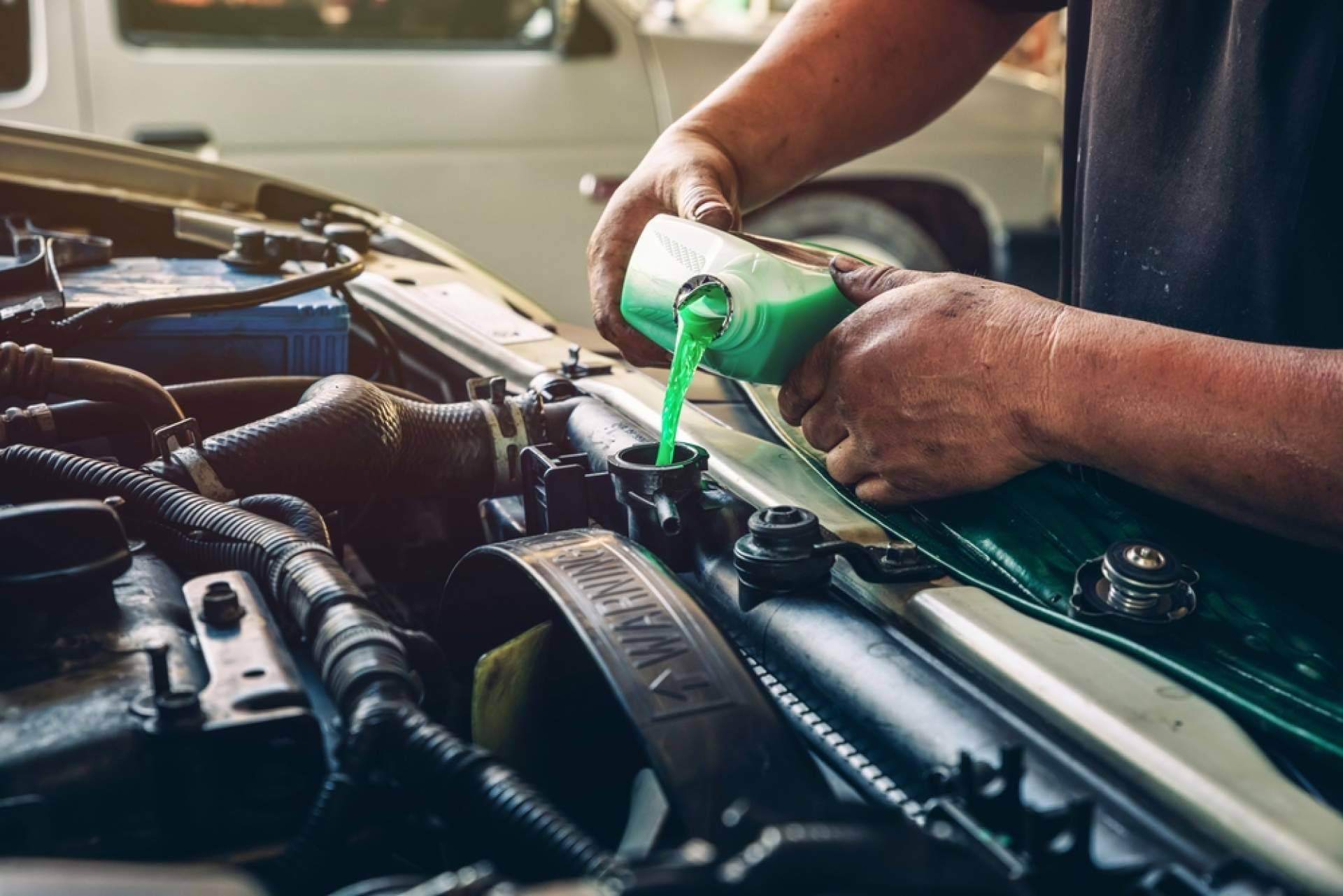 Talleres Claxon explica cómo detectar a tiempo el desgaste de los manguitos del coche