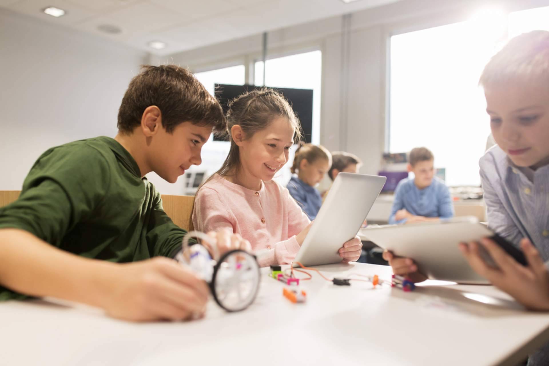Niños y jóvenes potencian habilidades STEAM, creatividad y competencias en campamentos tecnológicos de vacaciones