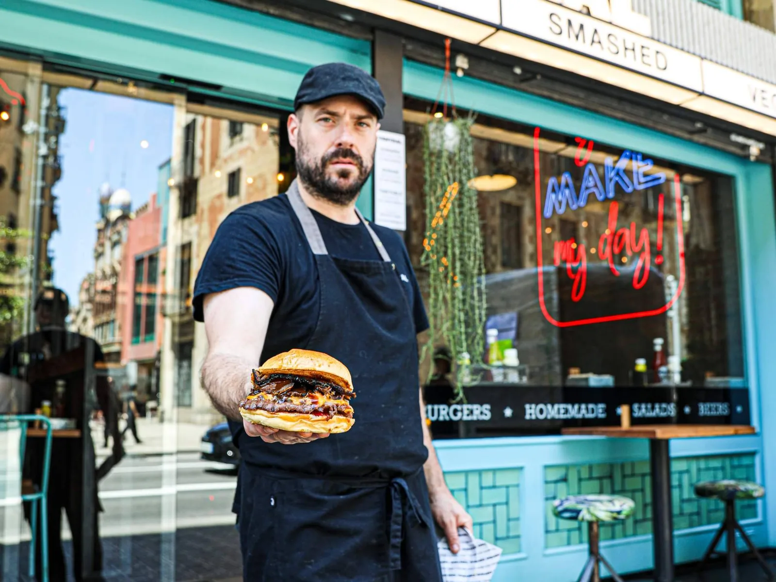 Dónde comer hamburguesa en Barcelona este verano; La Central presenta La Smokey en Vía Laietana 45